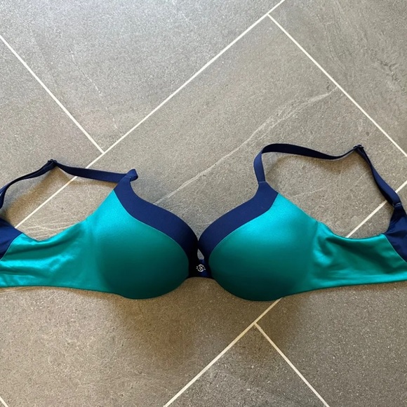 Victoria’s Secret Very Sexy Push-Up Bra 34c - Picture 2 of 4